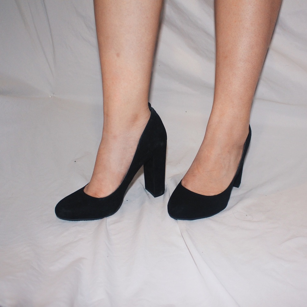 Thick heeled black pumps
